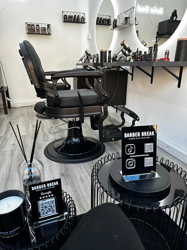 Poste de coiffure vintage et fauteuil barbier en cuir confortable