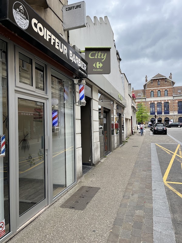 Devanture du salon Good Barber face à la gare RER Viroflay Rive Gauche