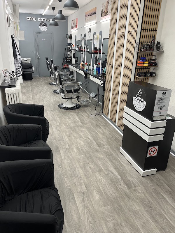 Intérieur du salon de coiffure et barbier Good Coiffure Barber à Viroflay